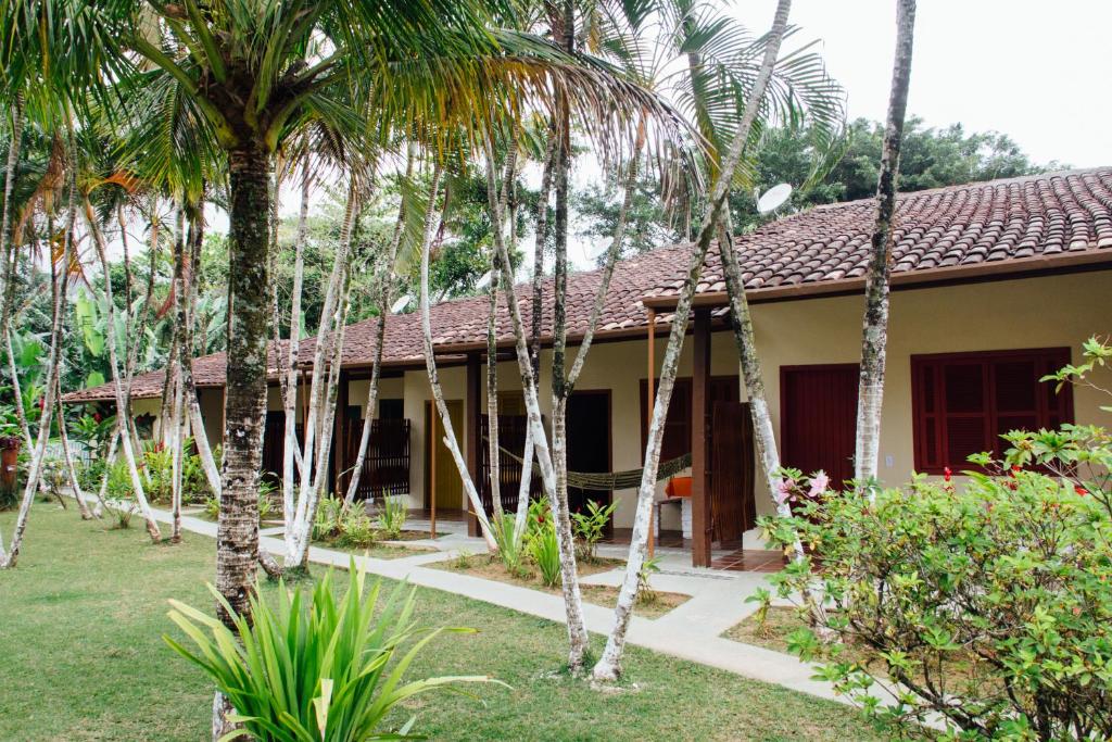 Localizado a 700m da praia,  500 metros de várias opções de padaria, lanchonetes e restaurantes e 400m do Sirena, o Arco-Íris 2, é composto por 10 chalés mobiliados em um terreno com jardim e piscina, uma ótima opção para quem busca mais tranquilidade e m